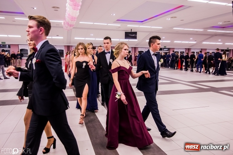 Zdjęcie w galerii na portalu naszraciborz.pl: Poloneza czas zacząć. I LO bawi się w Zakrzowie wiadomości z regionu