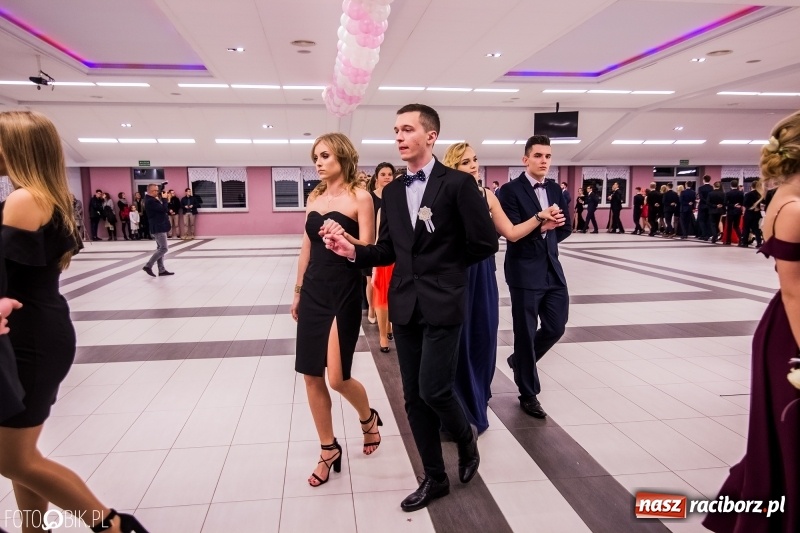 Zdjęcie w galerii na portalu naszraciborz.pl: Poloneza czas zacząć. I LO bawi się w Zakrzowie wiadomości z regionu