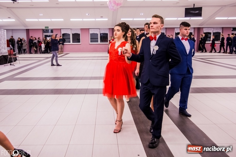 Zdjęcie w galerii na portalu naszraciborz.pl: Poloneza czas zacząć. I LO bawi się w Zakrzowie wiadomości z regionu