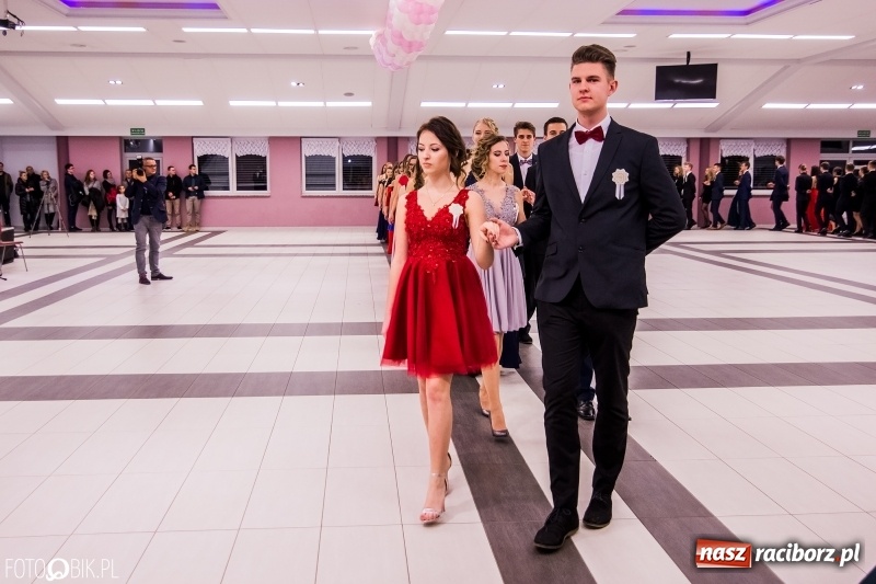 Zdjęcie w galerii na portalu naszraciborz.pl: Poloneza czas zacząć. I LO bawi się w Zakrzowie wiadomości z regionu