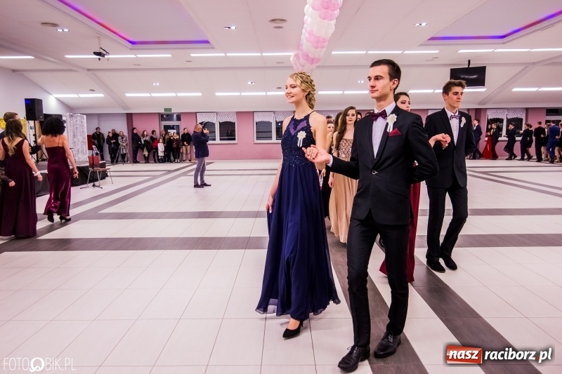 Zdjęcie w galerii na portalu naszraciborz.pl: Poloneza czas zacząć. I LO bawi się w Zakrzowie wiadomości z regionu