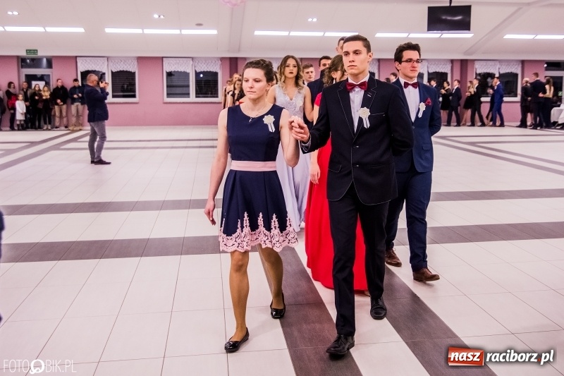 Zdjęcie w galerii na portalu naszraciborz.pl: Poloneza czas zacząć. I LO bawi się w Zakrzowie wiadomości z regionu