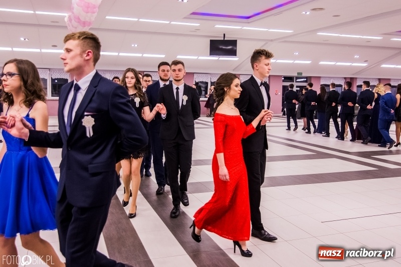 Zdjęcie w galerii na portalu naszraciborz.pl: Poloneza czas zacząć. I LO bawi się w Zakrzowie wiadomości z regionu