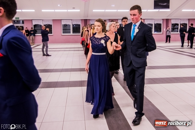 Zdjęcie w galerii na portalu naszraciborz.pl: Poloneza czas zacząć. I LO bawi się w Zakrzowie wiadomości z regionu