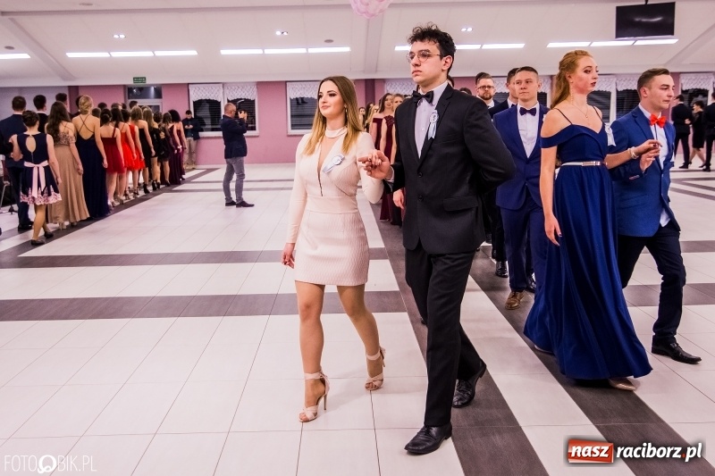 Zdjęcie w galerii na portalu naszraciborz.pl: Poloneza czas zacząć. I LO bawi się w Zakrzowie wiadomości z regionu