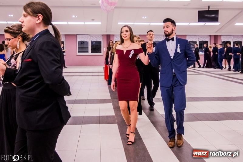 Zdjęcie w galerii na portalu naszraciborz.pl: Poloneza czas zacząć. I LO bawi się w Zakrzowie wiadomości z regionu