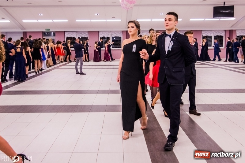 Zdjęcie w galerii na portalu naszraciborz.pl: Poloneza czas zacząć. I LO bawi się w Zakrzowie wiadomości z regionu