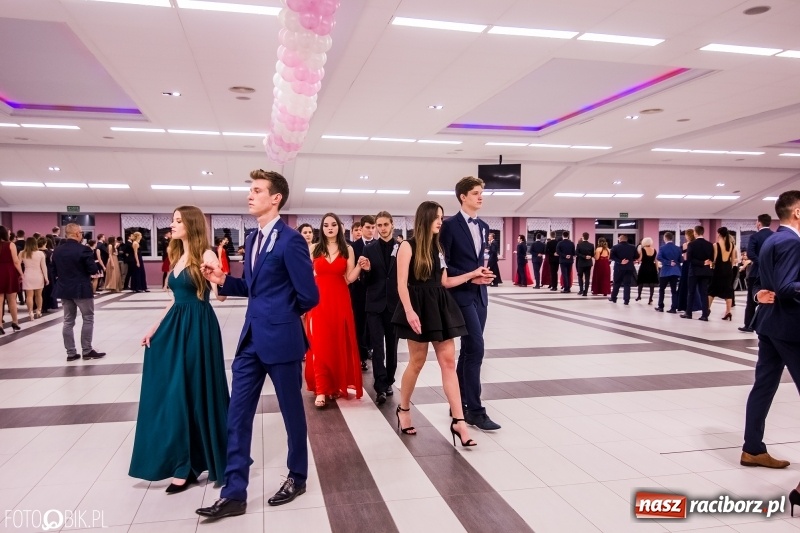 Zdjęcie w galerii na portalu naszraciborz.pl: Poloneza czas zacząć. I LO bawi się w Zakrzowie wiadomości z regionu