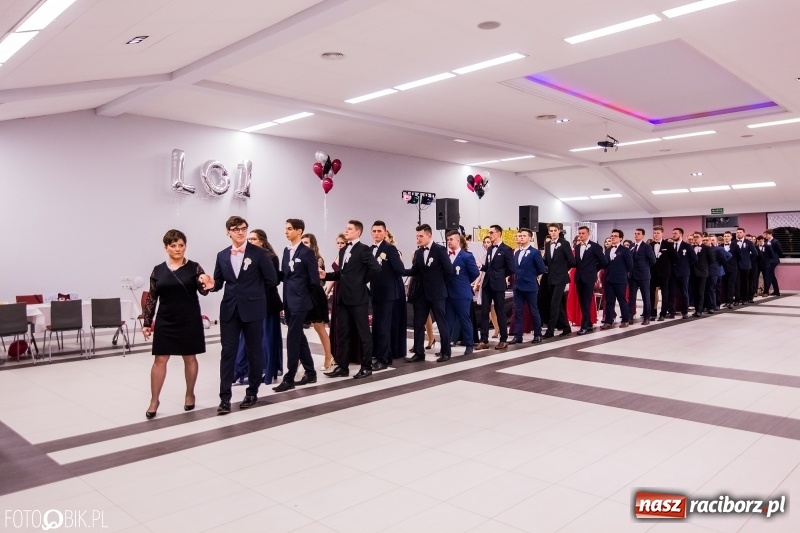 Zdjęcie w galerii na portalu naszraciborz.pl: Poloneza czas zacząć. I LO bawi się w Zakrzowie wiadomości z regionu