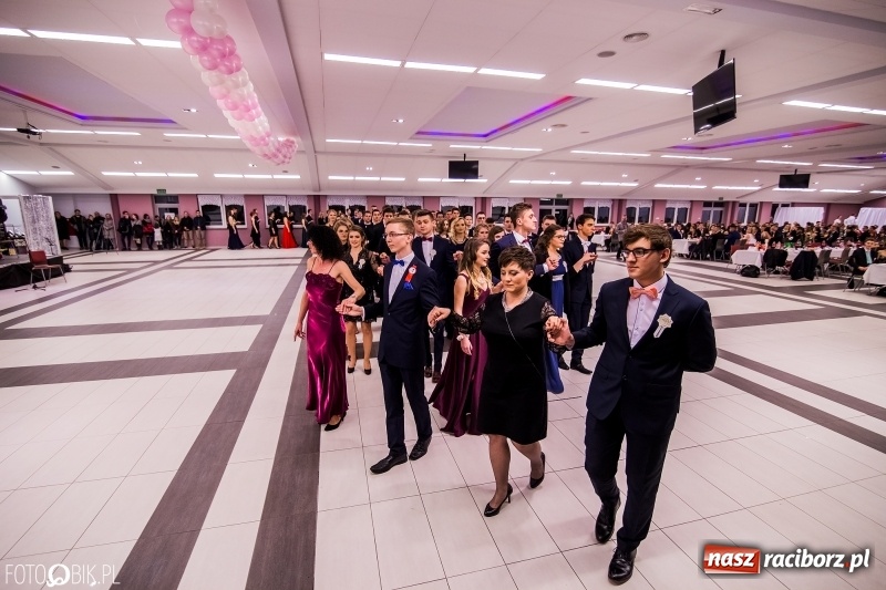 Zdjęcie w galerii na portalu naszraciborz.pl: Poloneza czas zacząć. I LO bawi się w Zakrzowie wiadomości z regionu