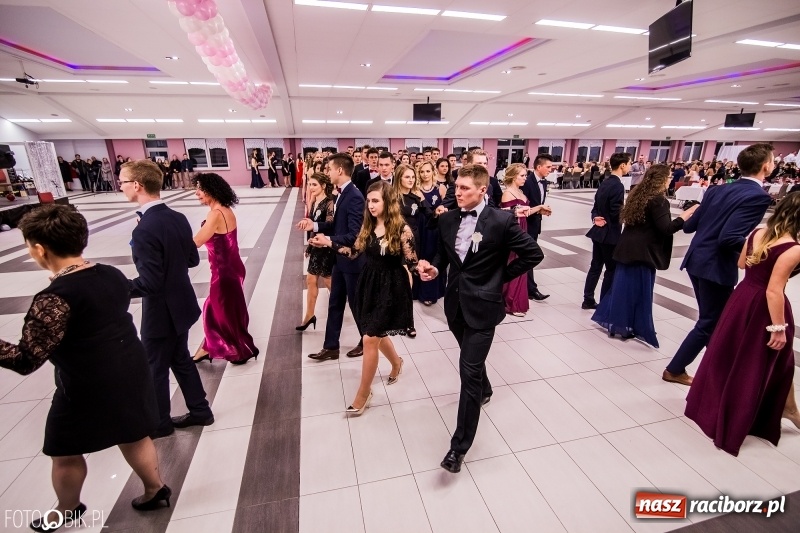 Zdjęcie w galerii na portalu naszraciborz.pl: Poloneza czas zacząć. I LO bawi się w Zakrzowie wiadomości z regionu