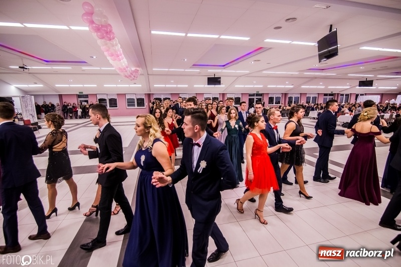 Zdjęcie w galerii na portalu naszraciborz.pl: Poloneza czas zacząć. I LO bawi się w Zakrzowie wiadomości z regionu