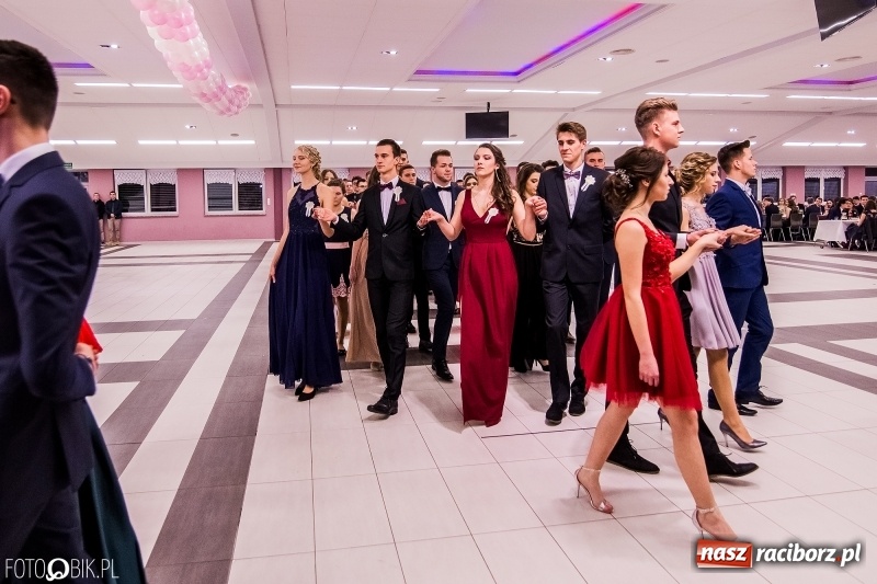 Zdjęcie w galerii na portalu naszraciborz.pl: Poloneza czas zacząć. I LO bawi się w Zakrzowie wiadomości z regionu