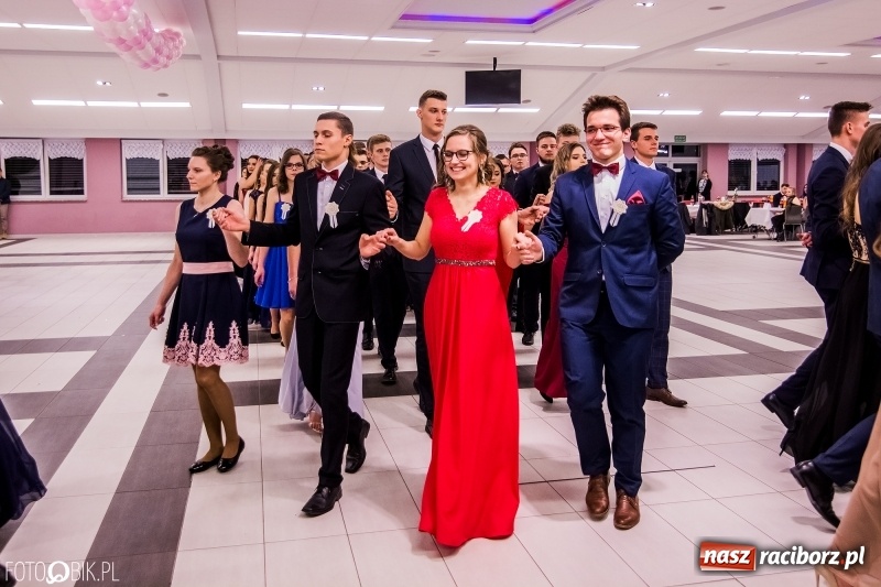 Zdjęcie w galerii na portalu naszraciborz.pl: Poloneza czas zacząć. I LO bawi się w Zakrzowie wiadomości z regionu