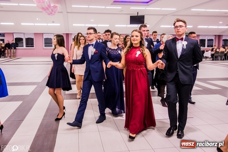 Zdjęcie w galerii na portalu naszraciborz.pl: Poloneza czas zacząć. I LO bawi się w Zakrzowie wiadomości z regionu