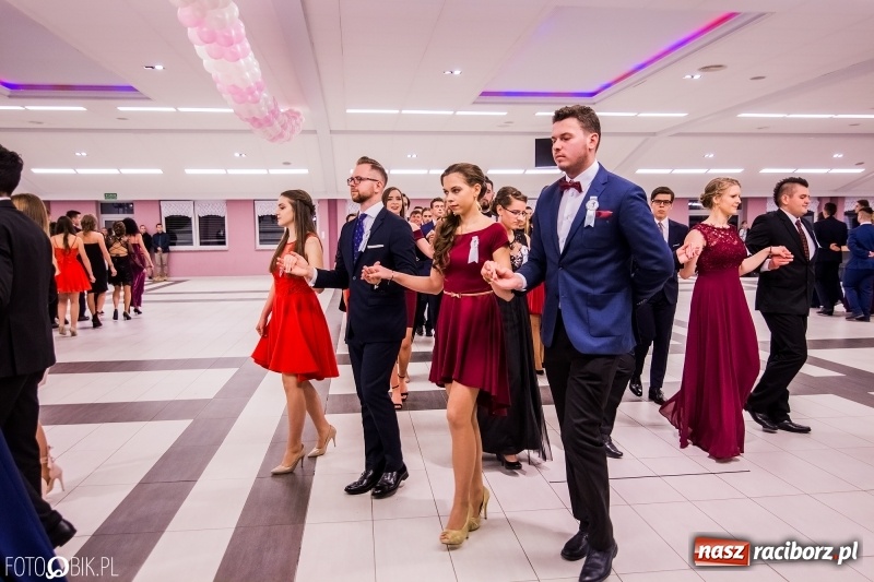 Zdjęcie w galerii na portalu naszraciborz.pl: Poloneza czas zacząć. I LO bawi się w Zakrzowie wiadomości z regionu