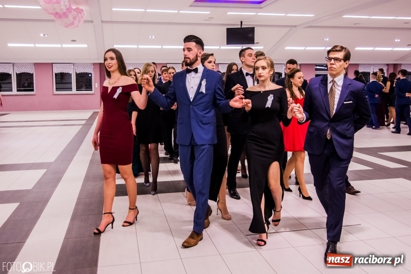 Zdjęcie w galerii na portalu naszraciborz.pl: Poloneza czas zacząć. I LO bawi się w Zakrzowie wiadomości z regionu