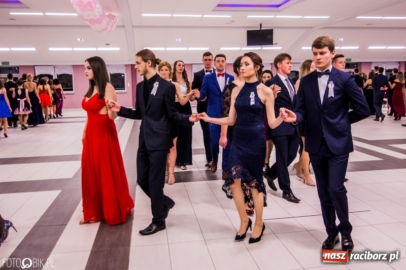 Zdjęcie w galerii na portalu naszraciborz.pl: Poloneza czas zacząć. I LO bawi się w Zakrzowie wiadomości z regionu