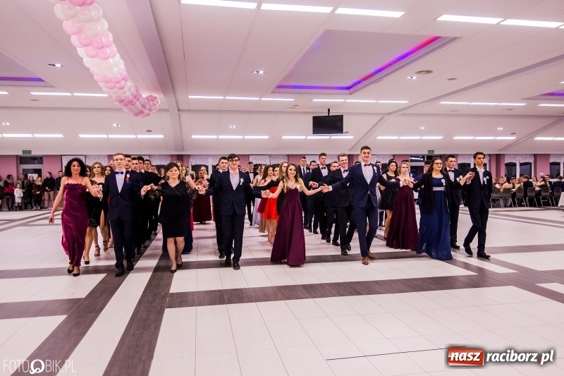 Zdjęcie w galerii na portalu naszraciborz.pl: Poloneza czas zacząć. I LO bawi się w Zakrzowie wiadomości z regionu