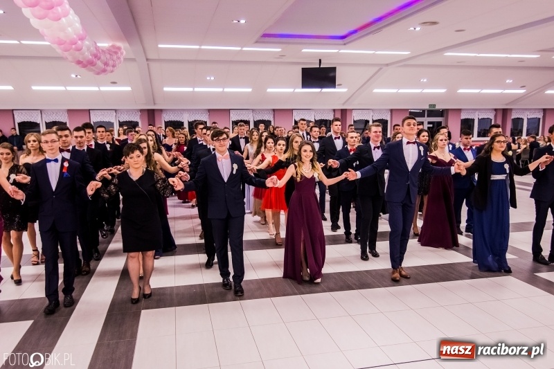 Zdjęcie w galerii na portalu naszraciborz.pl: Poloneza czas zacząć. I LO bawi się w Zakrzowie wiadomości z regionu