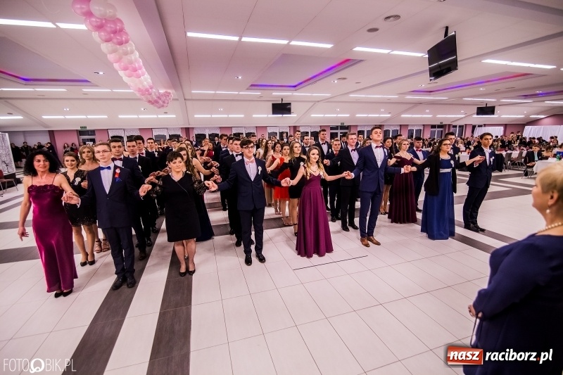 Zdjęcie w galerii na portalu naszraciborz.pl: Poloneza czas zacząć. I LO bawi się w Zakrzowie wiadomości z regionu