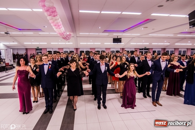 Zdjęcie w galerii na portalu naszraciborz.pl: Poloneza czas zacząć. I LO bawi się w Zakrzowie wiadomości z regionu