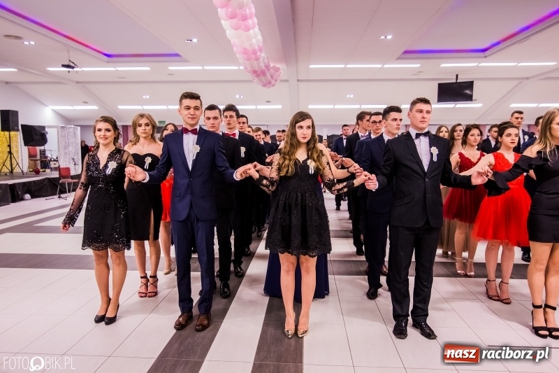 Zdjęcie w galerii na portalu naszraciborz.pl: Poloneza czas zacząć. I LO bawi się w Zakrzowie wiadomości z regionu