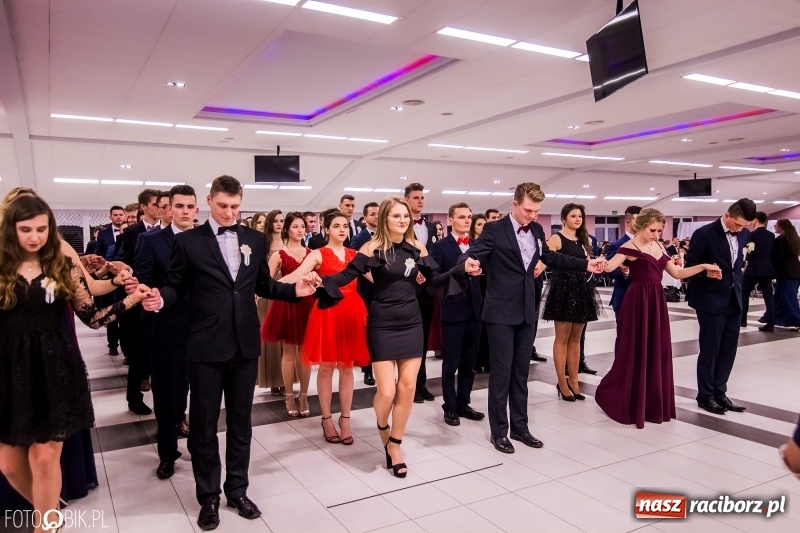 Zdjęcie w galerii na portalu naszraciborz.pl: Poloneza czas zacząć. I LO bawi się w Zakrzowie wiadomości z regionu