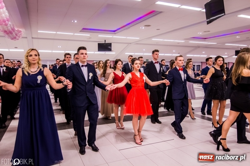 Zdjęcie w galerii na portalu naszraciborz.pl: Poloneza czas zacząć. I LO bawi się w Zakrzowie wiadomości z regionu