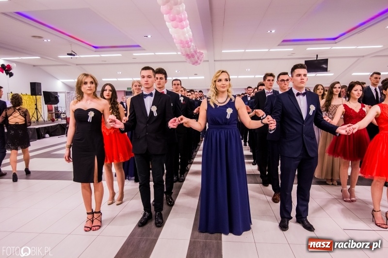 Zdjęcie w galerii na portalu naszraciborz.pl: Poloneza czas zacząć. I LO bawi się w Zakrzowie wiadomości z regionu