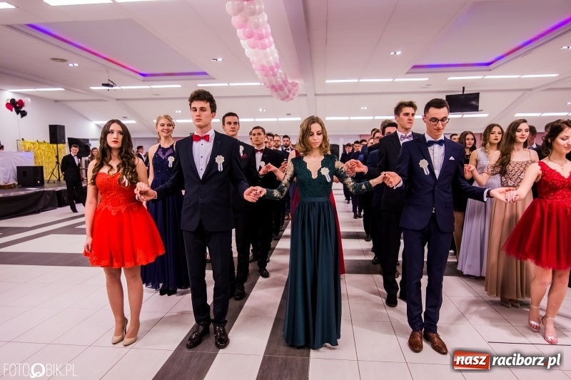 Zdjęcie w galerii na portalu naszraciborz.pl: Poloneza czas zacząć. I LO bawi się w Zakrzowie wiadomości z regionu