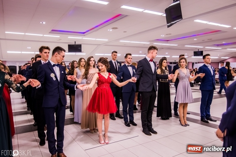 Zdjęcie w galerii na portalu naszraciborz.pl: Poloneza czas zacząć. I LO bawi się w Zakrzowie wiadomości z regionu