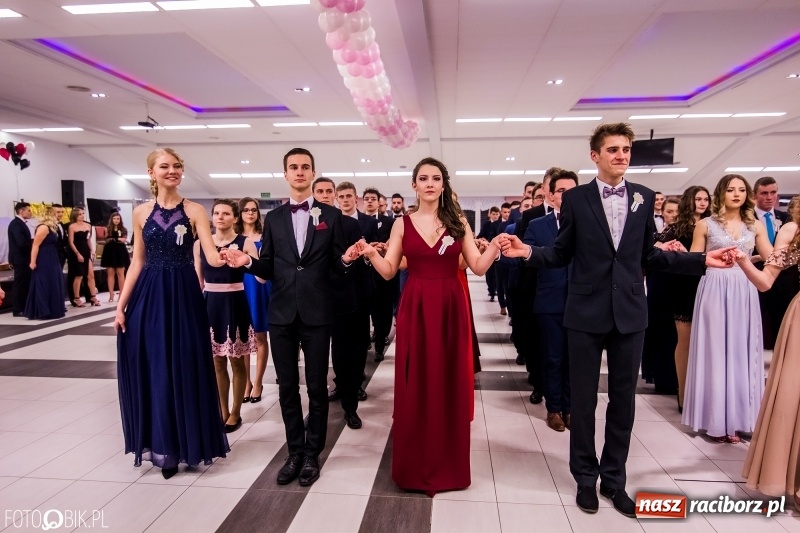 Zdjęcie w galerii na portalu naszraciborz.pl: Poloneza czas zacząć. I LO bawi się w Zakrzowie wiadomości z regionu