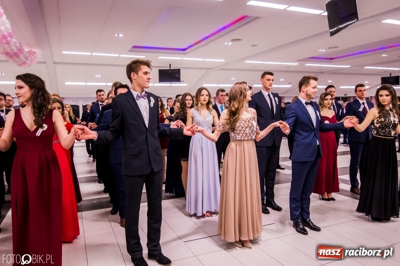 Zdjęcie w galerii na portalu naszraciborz.pl: Poloneza czas zacząć. I LO bawi się w Zakrzowie wiadomości z regionu