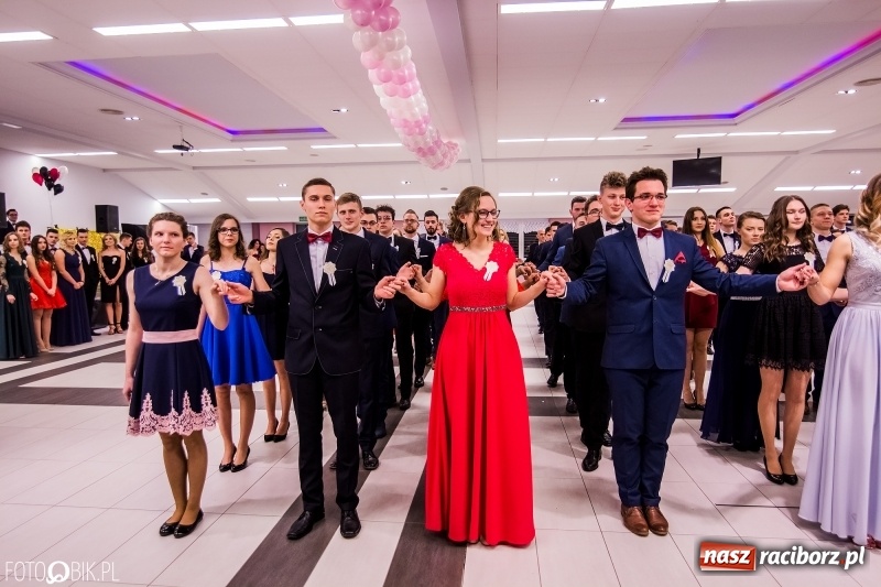 Zdjęcie w galerii na portalu naszraciborz.pl: Poloneza czas zacząć. I LO bawi się w Zakrzowie wiadomości z regionu