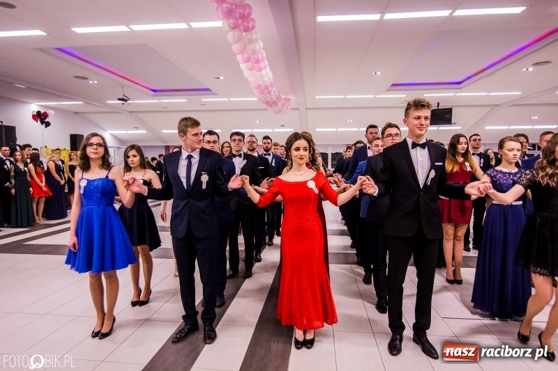 Zdjęcie w galerii na portalu naszraciborz.pl: Poloneza czas zacząć. I LO bawi się w Zakrzowie wiadomości z regionu