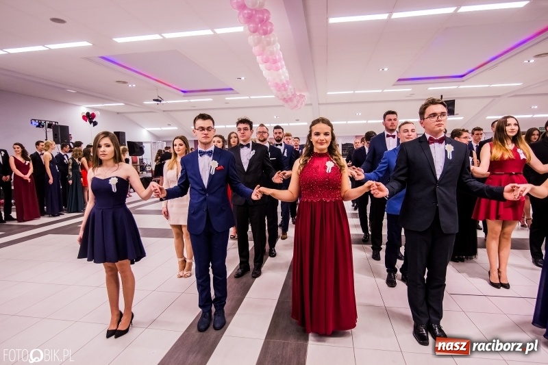 Zdjęcie w galerii na portalu naszraciborz.pl: Poloneza czas zacząć. I LO bawi się w Zakrzowie wiadomości z regionu