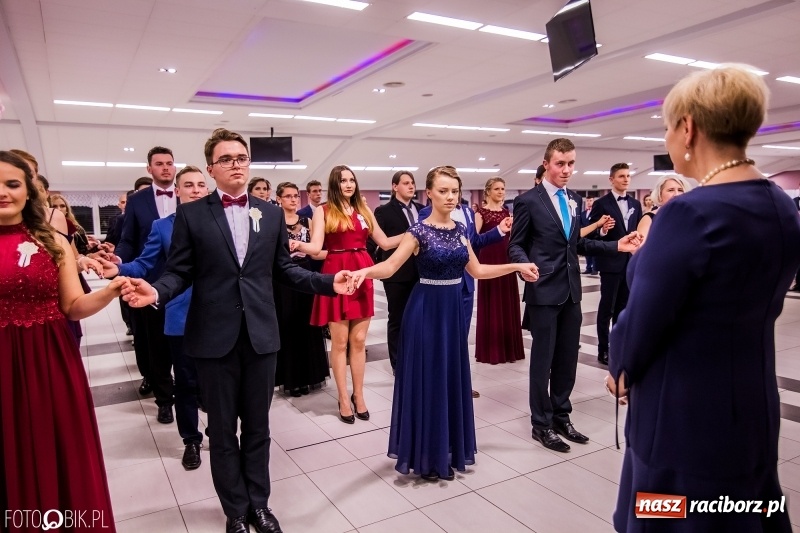 Zdjęcie w galerii na portalu naszraciborz.pl: Poloneza czas zacząć. I LO bawi się w Zakrzowie wiadomości z regionu