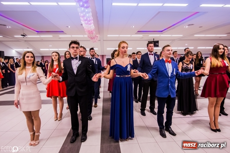 Zdjęcie w galerii na portalu naszraciborz.pl: Poloneza czas zacząć. I LO bawi się w Zakrzowie wiadomości z regionu