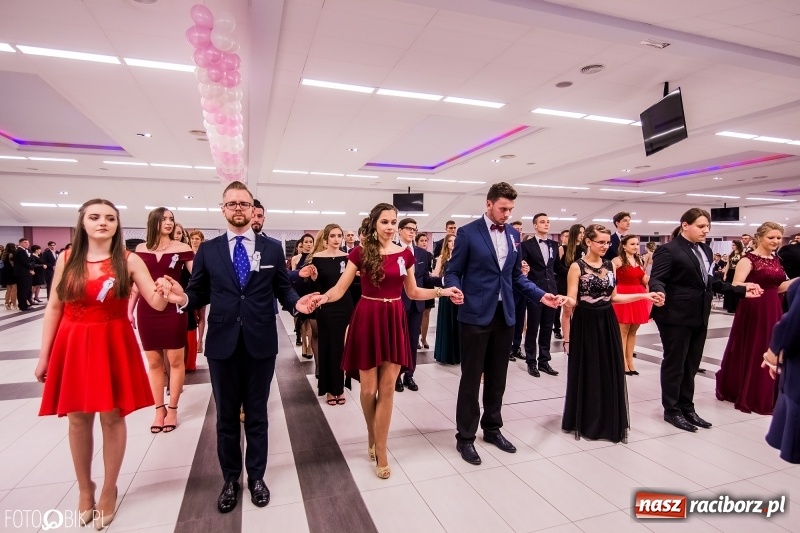 Zdjęcie w galerii na portalu naszraciborz.pl: Poloneza czas zacząć. I LO bawi się w Zakrzowie wiadomości z regionu