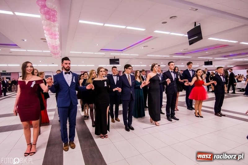 Zdjęcie w galerii na portalu naszraciborz.pl: Poloneza czas zacząć. I LO bawi się w Zakrzowie wiadomości z regionu