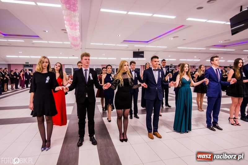 Zdjęcie w galerii na portalu naszraciborz.pl: Poloneza czas zacząć. I LO bawi się w Zakrzowie wiadomości z regionu