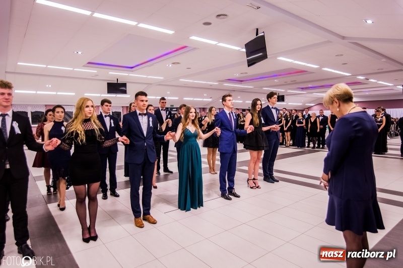 Zdjęcie w galerii na portalu naszraciborz.pl: Poloneza czas zacząć. I LO bawi się w Zakrzowie wiadomości z regionu