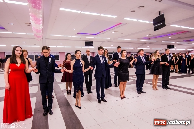 Zdjęcie w galerii na portalu naszraciborz.pl: Poloneza czas zacząć. I LO bawi się w Zakrzowie wiadomości z regionu