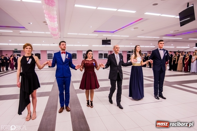 Zdjęcie w galerii na portalu naszraciborz.pl: Poloneza czas zacząć. I LO bawi się w Zakrzowie wiadomości z regionu