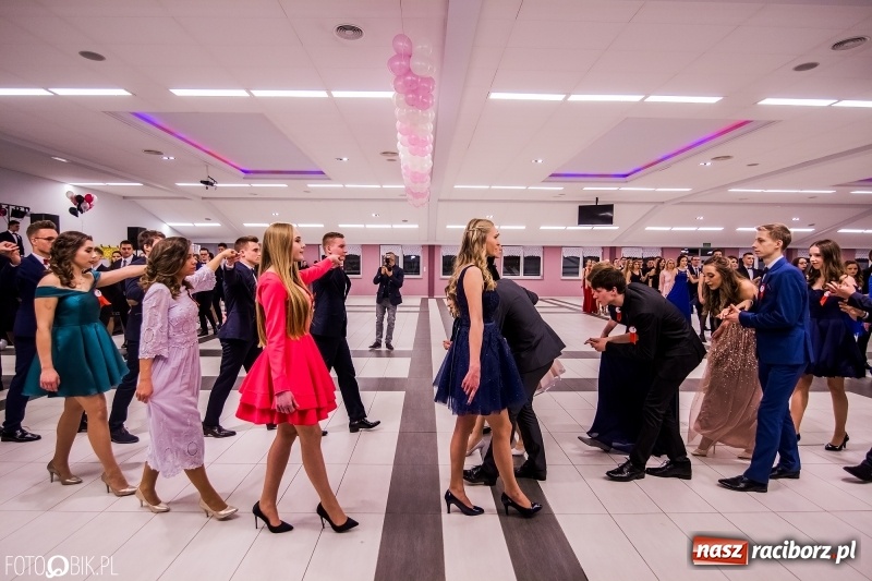 Zdjęcie w galerii na portalu naszraciborz.pl: Poloneza czas zacząć. I LO bawi się w Zakrzowie wiadomości z regionu