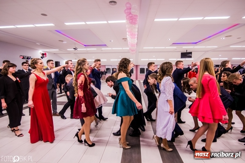 Zdjęcie w galerii na portalu naszraciborz.pl: Poloneza czas zacząć. I LO bawi się w Zakrzowie wiadomości z regionu