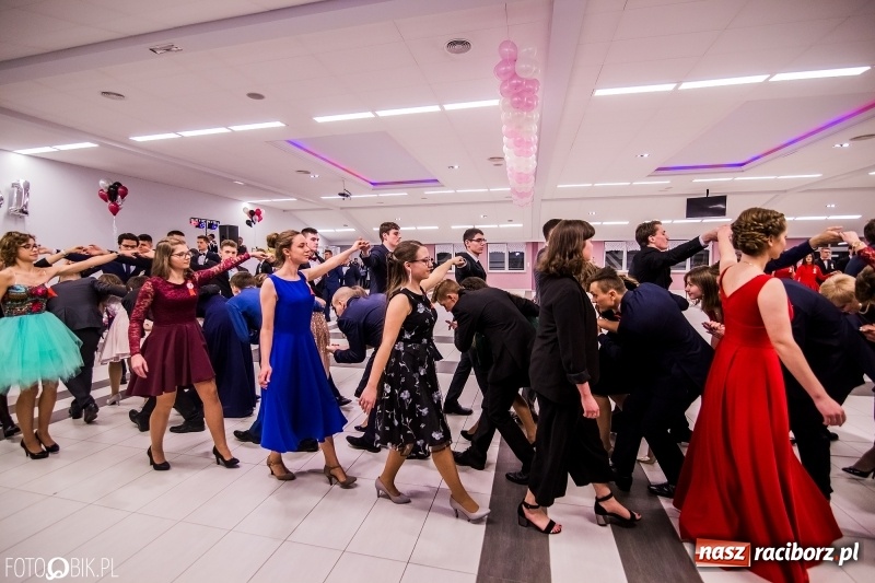 Zdjęcie w galerii na portalu naszraciborz.pl: Poloneza czas zacząć. I LO bawi się w Zakrzowie wiadomości z regionu