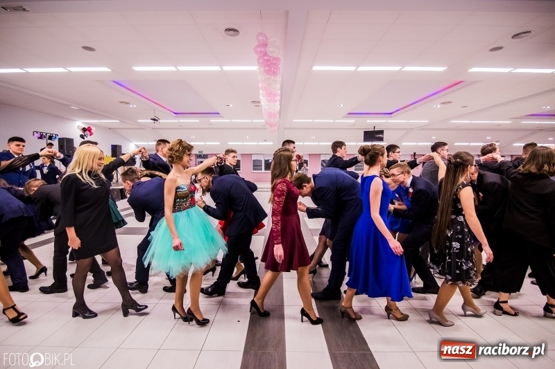 Zdjęcie w galerii na portalu naszraciborz.pl: Poloneza czas zacząć. I LO bawi się w Zakrzowie wiadomości z regionu