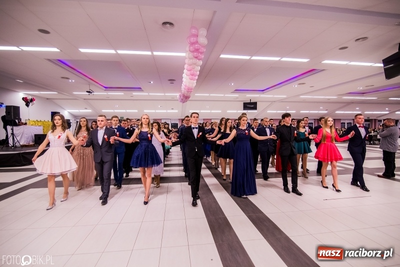 Zdjęcie w galerii na portalu naszraciborz.pl: Poloneza czas zacząć. I LO bawi się w Zakrzowie wiadomości z regionu